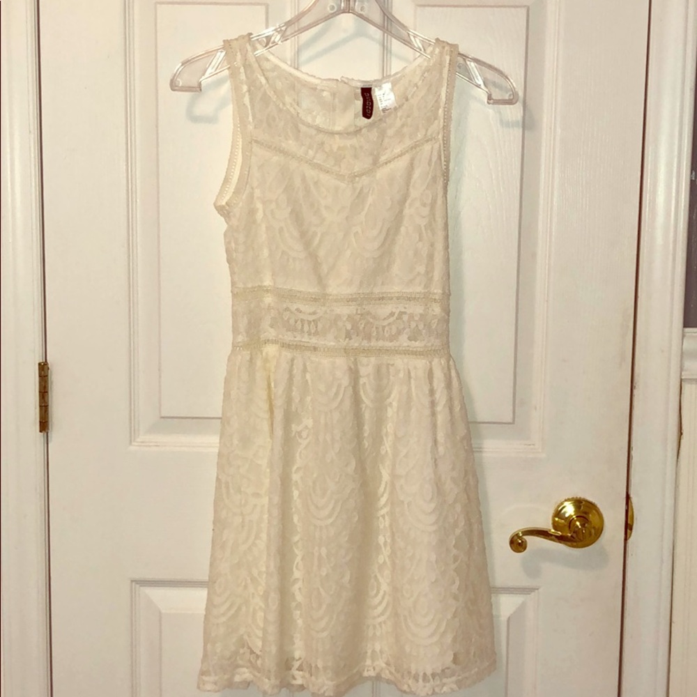 H&M WHITE FLOWER SPRING/SUMMER DRESS. SIZE 4. Very classy. Willing to negotiate